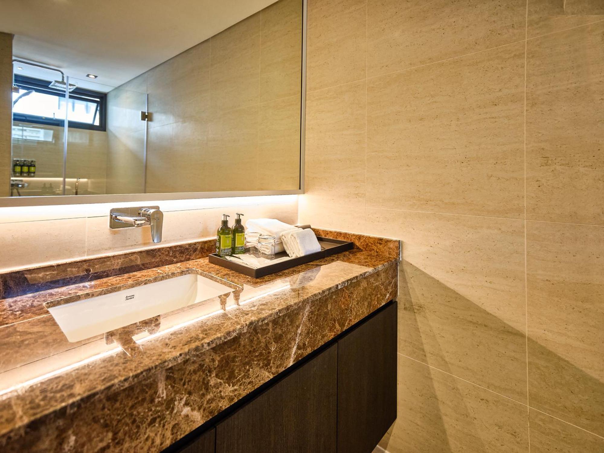 Floral Court Hotel & Residence Sukhumvit 13 バンコク都 エクステリア 写真